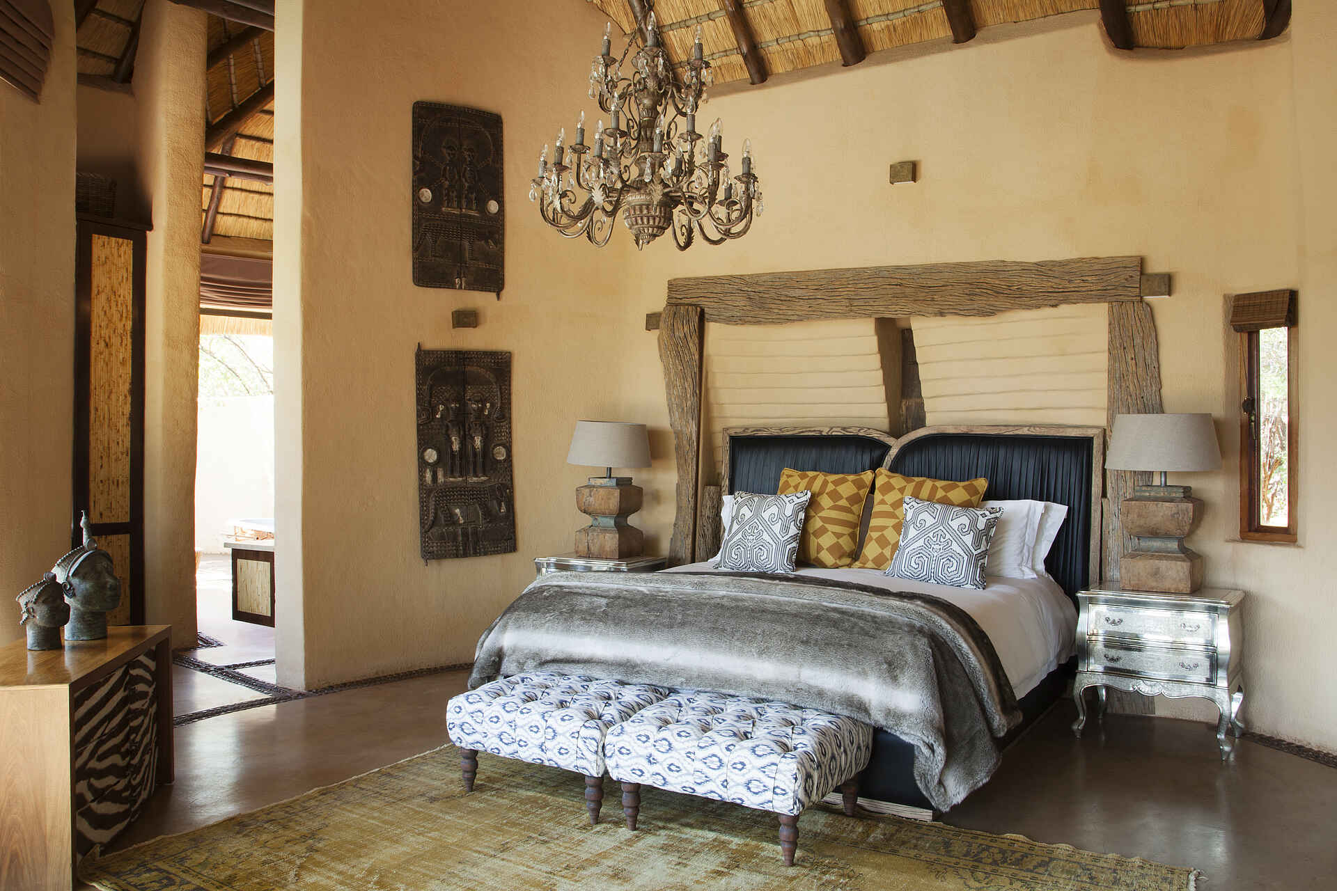 Afrika, Afrikarma Safaris, Afrikarma Safaris - Wildnis. Hautnah., Afrikarma.de, Madikwe Game Reserve, Molori Safari Lodge, Südafrika, Doppelbett, Ngwedi, Ngwedi Premier Suite, Schlafzimmer, Afrikarma