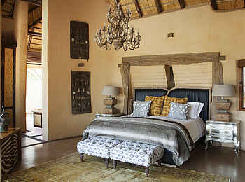 Molori Safari Lodge: Doppelbett im Schlafzimmer der Ngwedi Premier Suite