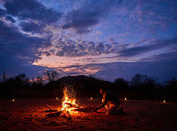 nXamaseri Island Lodge: Lagerfeuer beim Sleep-Out nXamaseri Island Lodge: Lagerfeuer beim Sleep-Out