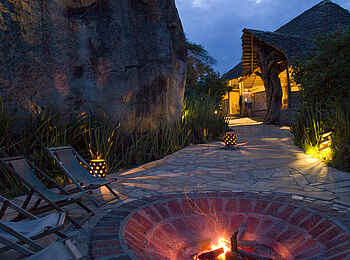 Olduvai Camp: Feuerschale beim Hauptgebäude