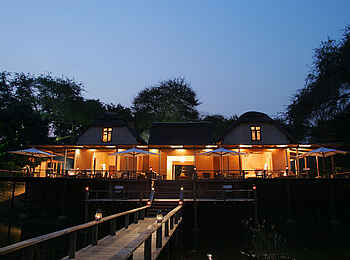 Royal Zambezi Lodge: Abendbeleuchtung im Hauptgebäude