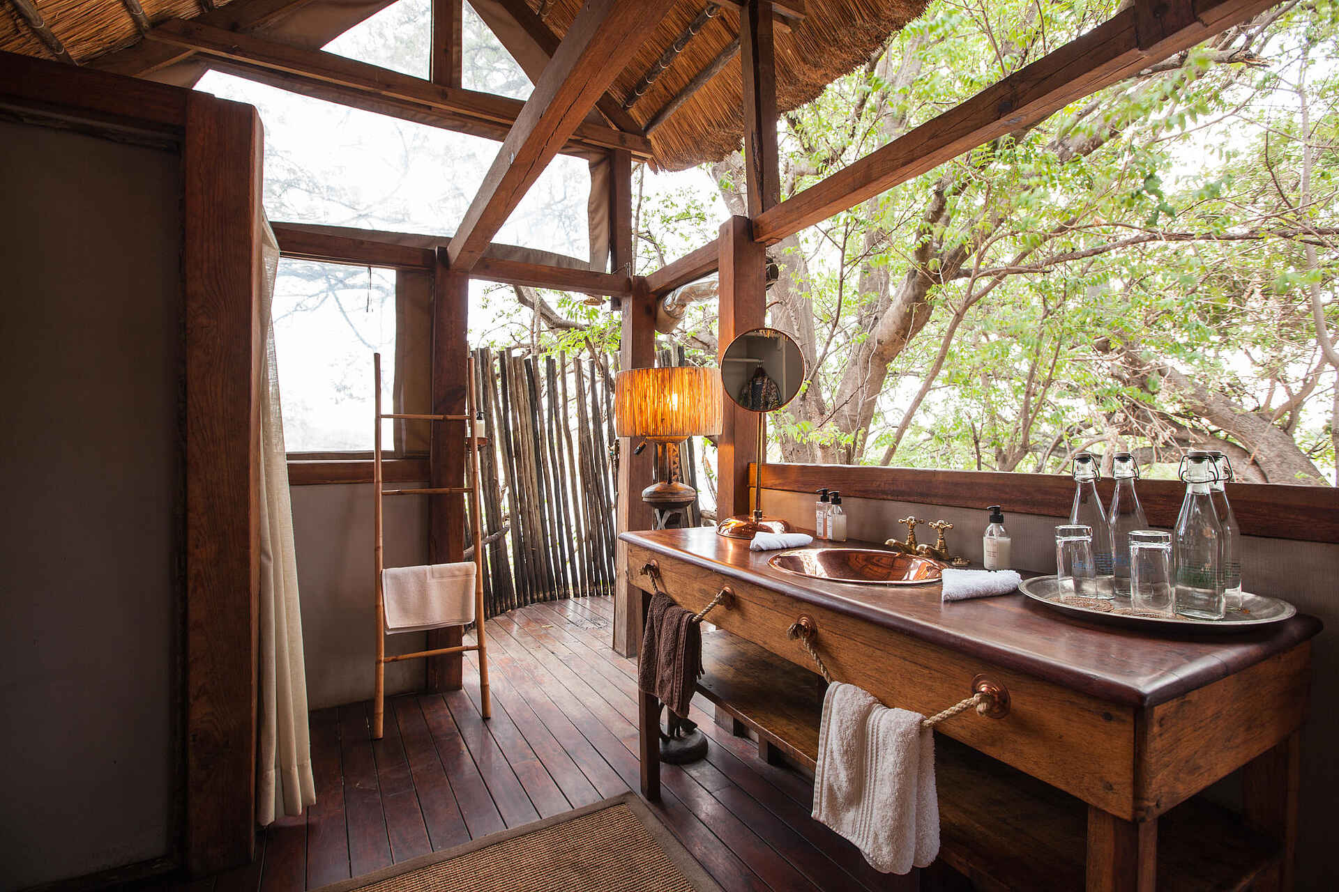 Sindabezi Island Camp: Bad des Honeymoon Chalets