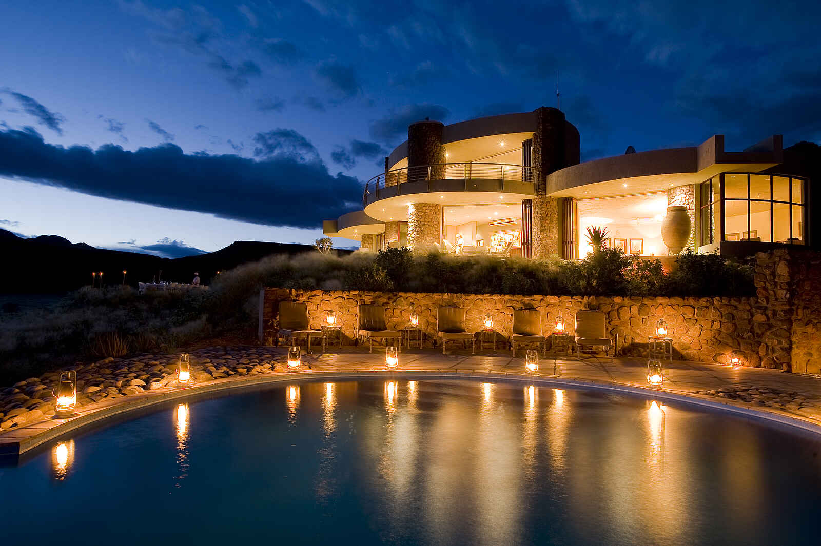 Sossusvlei Desert Lodge: Beleuchteter Pool bei Nacht Sossusvlei Desert Lodge: Beleuchteter Pool bei Nacht