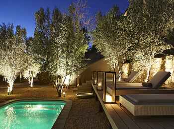 The Olive Exclusive: Außenansicht - Pool und Liegestühle