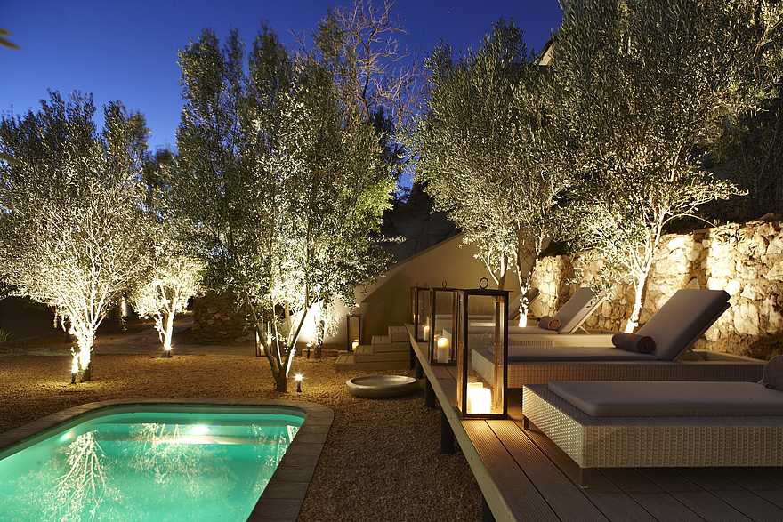The Olive Exclusive: Außenansicht - Pool und Liegestühle The Olive Exclusive: Außenansicht - Pool und Liegestühle