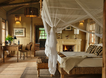 Volcanoes Kibale Lodge: Zimmer mit Himmelbett