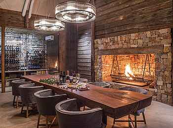 Kariega Settlers Drift Lodge: Esstisch am Kamin