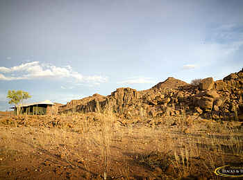 Ozondjou Trails: Schroffe Felsen hinter einem Gästezelt