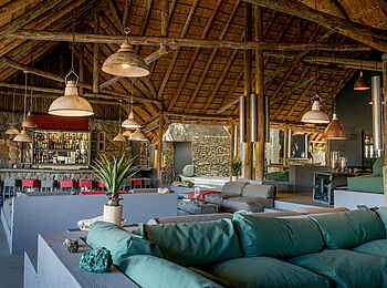 Simbavati River Lodge: Sofaecke vor der Bar