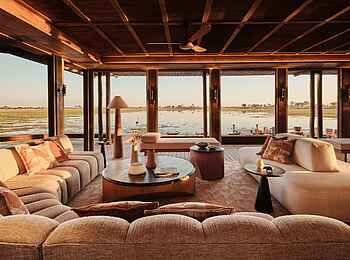 Baines Lodge: Ein großes Lounge Sofa mit Blick auf das Delta Baines Lodge: Ein großes Lounge Sofa mit Blick auf das Delta