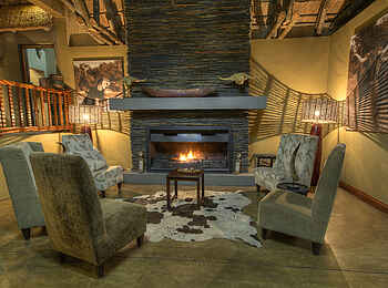 Divava Okavango Lodge and Spa: Feuerstelle in der Lounge Divava Okavango Lodge and Spa: Feuerstelle in der Lounge