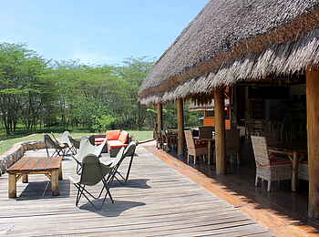 Enjojo Lodge: Deck vor dem Hauptgebäude