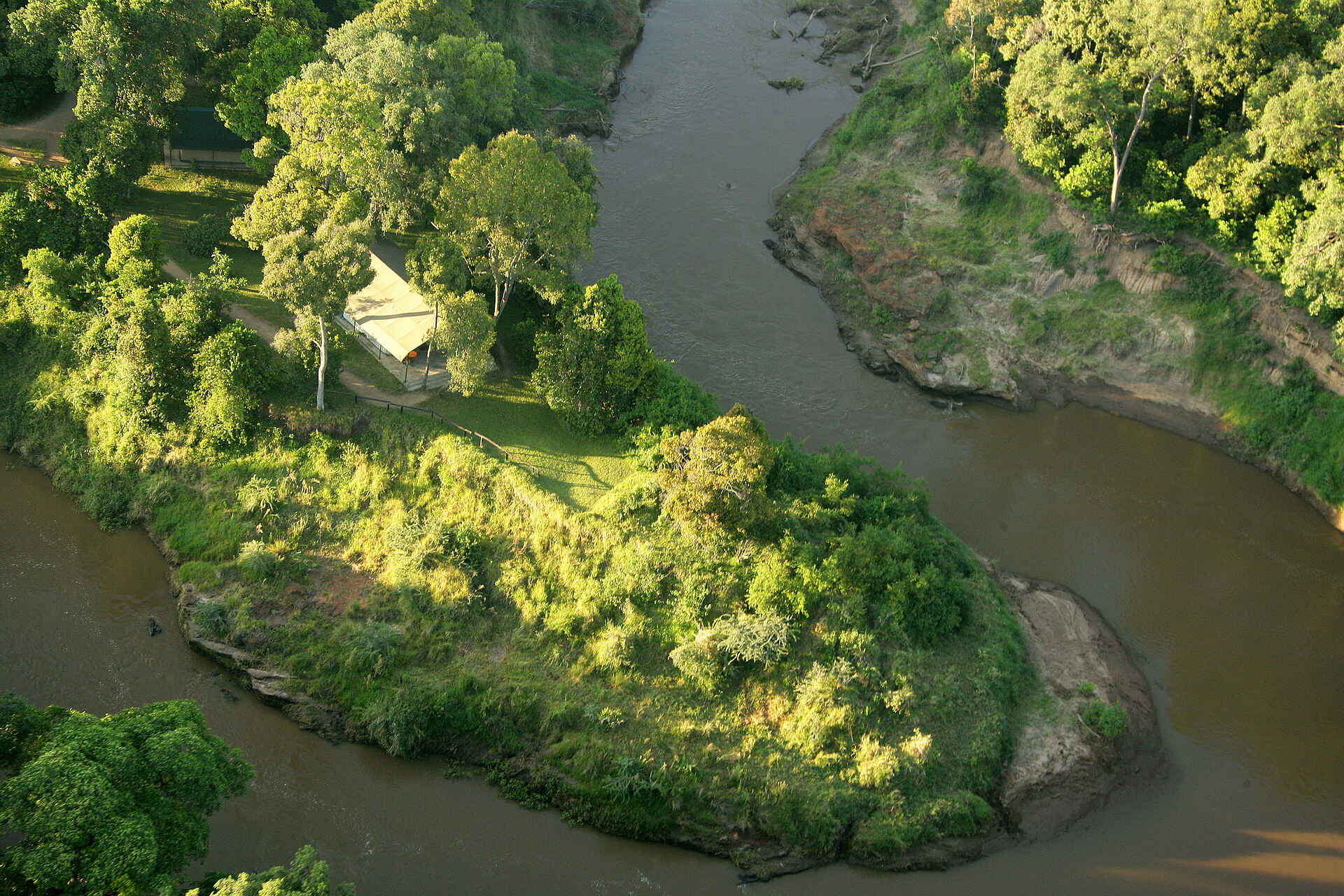 afrikarma, afrikarma Safaris, Afrikarma Safaris - Wildnis.Hautnah., afrikarma.de, Masai Mara, Camp, Flußbiegung, Luftaufnahme
