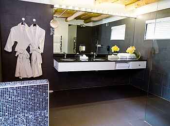 Grande Roche Hotel: Bademäntel in einer Studio Suite