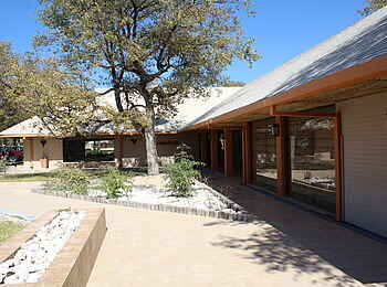 Halali Camp: Eingangsbereich Halali Camp: Eingangsbereich