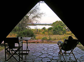 Lake Manze Camp: Relaxen auf der Veranda Lake Manze Camp: Relaxen auf der Veranda