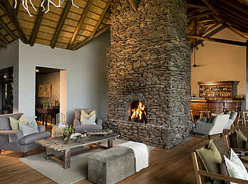 Lion Sands Narina Lodge: Kamin Lion Sands Narina Lodge: Kamin