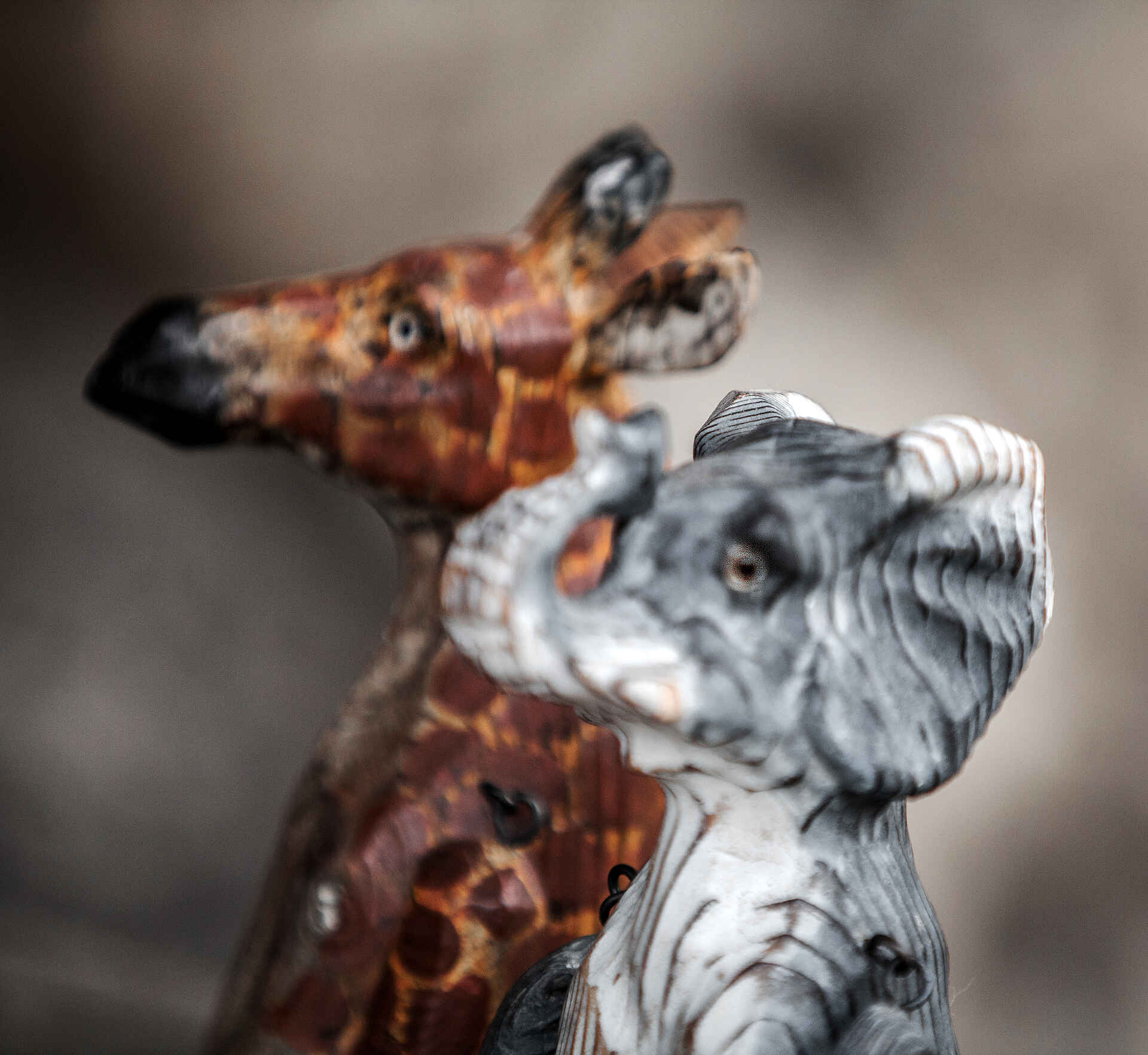 Little Chem Chem: Holzfiguren im Badezimmerzelt