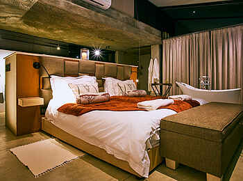 Otjimbondona Kalahari Lodge: Das Schlafzimmer der Villa Oryx