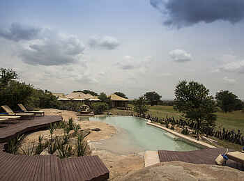 Sayari Camp: Sonnenliegen am Pool Sayari Camp: Sonnenliegen am Pool