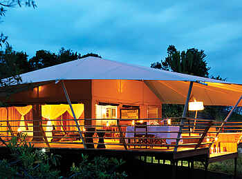 Serengeti Bushtops: Gästezelt am Abend