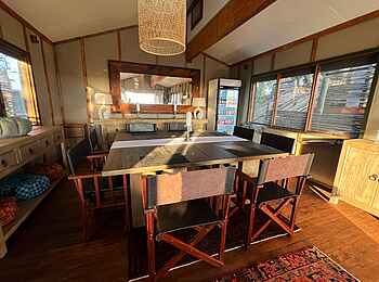 Setari Treehouse: Essbereich Setari Treehouse: Essbereich