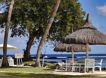 Shanti Maurice Resort & Spa: Tische an der Sands Beach Bar