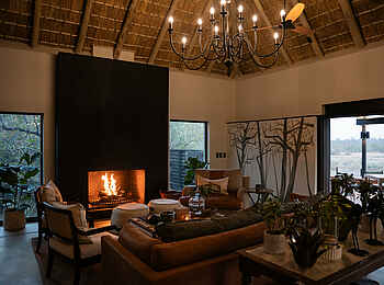 Simbambili Game Lodge: Am Kamin
