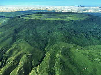 The Highlands Camp: Olmoti-Krater mit Camp am Hang