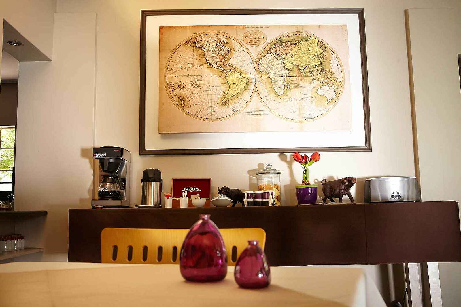 Villa Violet: Weltkarten im Frühstückszimmer Villa Violet: Weltkarten im Frühstückszimmer