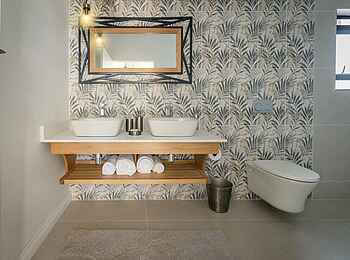 Waterfalls Lodge: Badezimmer mit Doppelwaschbecken Waterfalls Lodge: Badezimmer mit Doppelwaschbecken