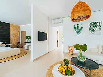 Ycona Luxury Resort: Signature Villa Lounge und Schlafbereich