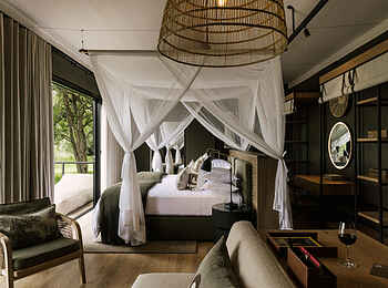 Zambezi Sands Luxury Tented Camp: Luxury Tented Suite Blick hinein