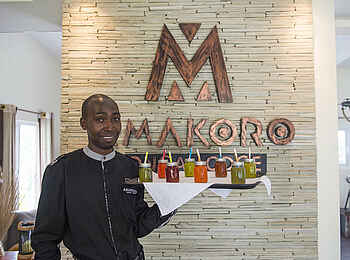Amakoro Songa Lodge: Servicemitglied mit Getränken Amakoro Songa Lodge: Servicemitglied mit Getränken