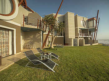 Beach Lodge Swakopmund: Liegestühle auf dem Rasen