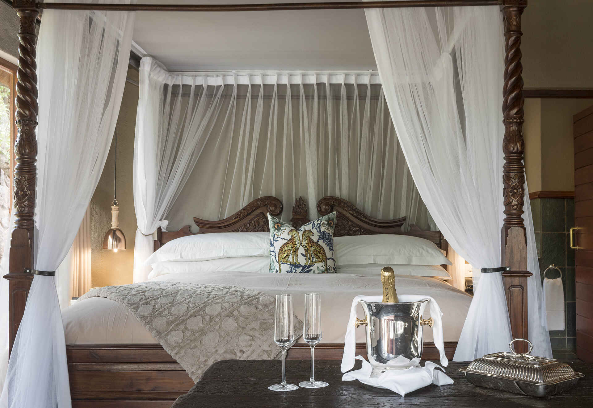 Camp Ndlovu, Luxus Camp, Luxus Safari, Safari, Welgevonden Game Reserve, Bett, Gästeunterkünfte, Afrikarma, Afrikarma Safaris, Afrikarma Safaris - Wildnis. Hautnah., afrikarma.de