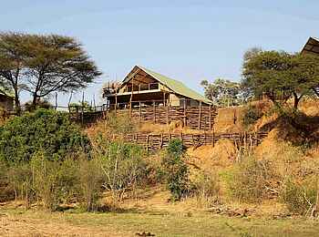 Kavinga Safari Camp: Hauptgebäude oberhalb der Böschung Kavinga Safari Camp: Hauptgebäude oberhalb der Böschung