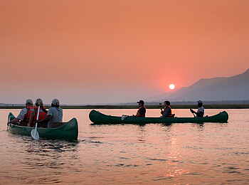 Nyamatusi Camp: Kanus im Sonnenuntergang Nyamatusi Camp: Kanus im Sonnenuntergang