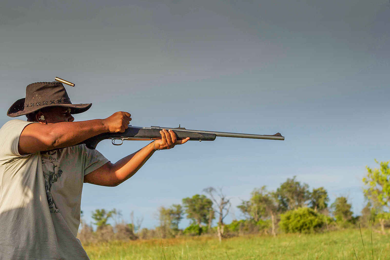 Okavango Guiding School: Schießübung mit dem Gewehr Okavango Guiding School: Schießübung mit dem Gewehr