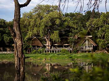 Simbavati River Lodge: Hauptlodge am Wasser
