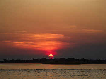 Tusk and Mane Safaris: Roter Sonnenaufgang Tusk and Mane Safaris: Roter Sonnenaufgang
