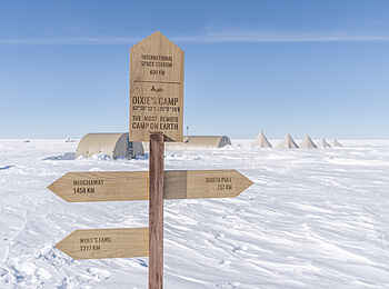 Dixie's Camp: Orientierungsschild vor dem Camp Dixie's Camp: Orientierungsschild vor dem Camp