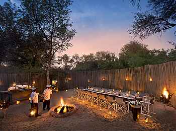 Dulini River Lodge: Gemeinsames Dinner an der Feuerstelle