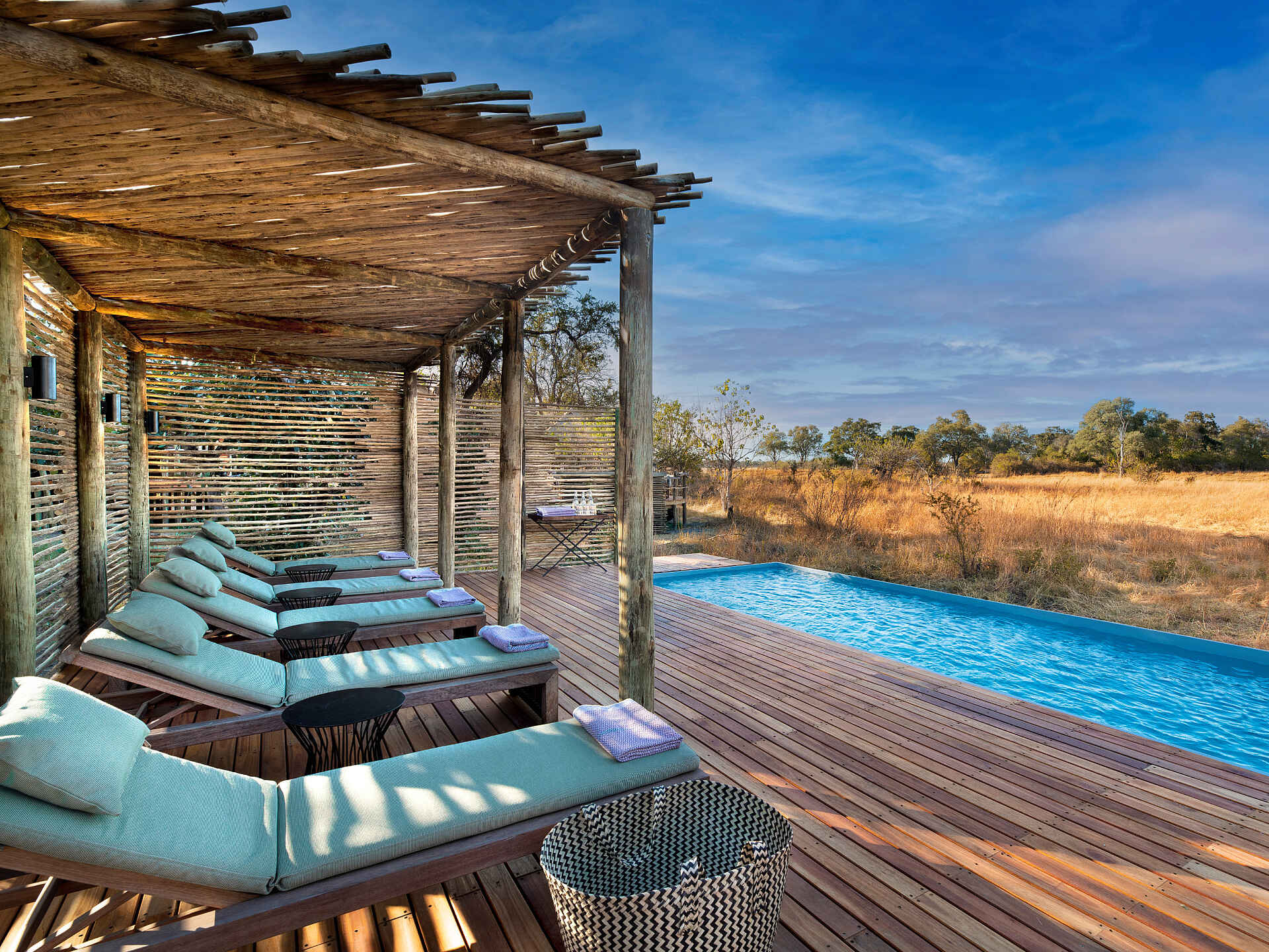 Khwai Lediba: Pooldeck mit Blick in die Landschaft