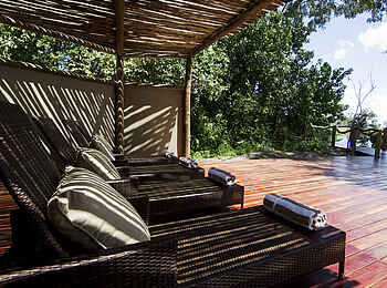 Lagoon Camp: Liegestühle im Schatten Lagoon Camp: Liegestühle im Schatten