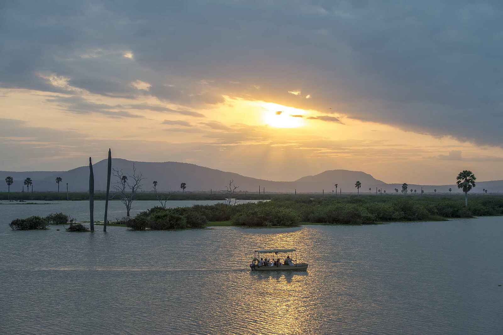Lake Manze Camp: Abends auf dem See Lake Manze Camp: Abends auf dem See