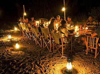 Lake Manze Camp: Nachts beim Essen Lake Manze Camp: Nachts beim Essen