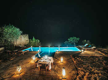 Lemala Mpingo Ridge Lodge: Dinner am Pool Lemala Mpingo Ridge Lodge: Dinner am Pool