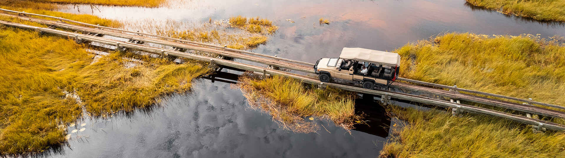 Little Sable Camp: Abenteuerliche Straße Ein Geländewagen fährt auf einer abenteuerlichen Straße im Okavangodelta