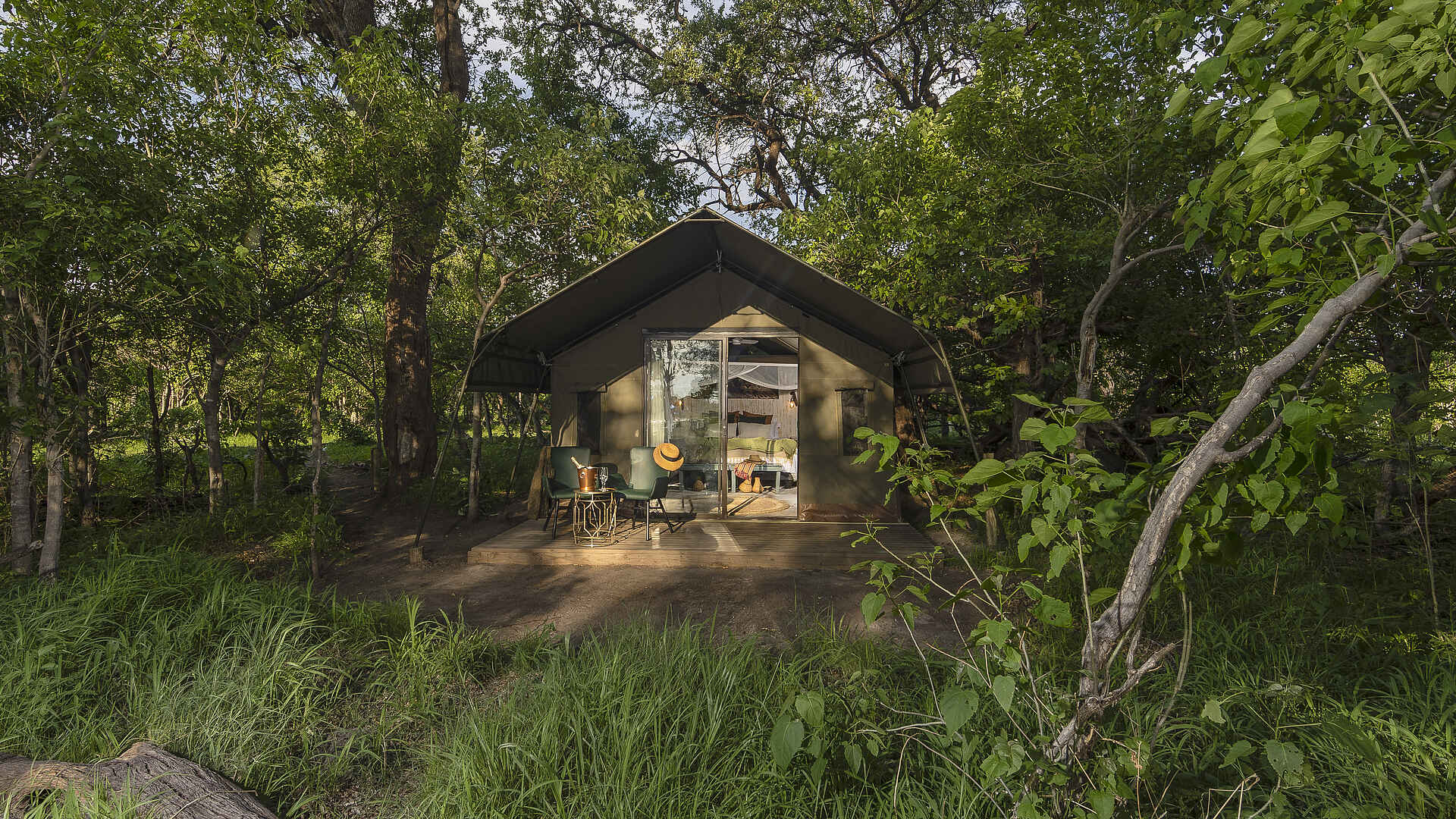 MmaTsebe Tented Camp: Zelt zwischen Mopane Bäumen